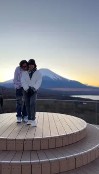 8 Potret Dewi Gita & Armand Maulana Rayakan Anniversary Pernikahan ke-31 Tahun, Liburan ke Jepang hingga Makan Malam Romantis