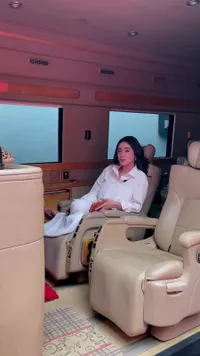 9 Potret Dewi Perssik Buka Puasa Bareng Keluarga dan Tim, Ada Rosa Meldianti