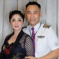 8 Potret Dewi Perssik dan Pacar Pilot Yang Jarang Sekali Umbar Kemesraan, Sudah Pikirkan Hari Baik - Siap Menikah Dalam Waktu Dekat?