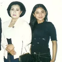8 Potret Dewi Perssik di Masa Kecil Hingga Remaja, Kecantikannya Disorot
