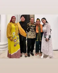 8 Potret Dewi Perssik Hadiri Momen Pelepasan Anak Angkat Studi ke Luar Negeri, Pidato di Hadapan Siswa dan Guru