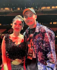 8 Potret Dewi Perssik yang Sukses Gelar Konser di Singapura, Dihadiri Banyak Penonton Bikin Merinding - Menari dengan Topeng di Atas Panggung