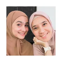 8 Potret Dhini Aminarti yang Menolak Tua, Tetap Cantik Natural di Usia 40 Tahun
