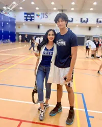 8 Potret Diah Permatasari Antarkan Anak Gantengnya Tanding Basket di Taiwan