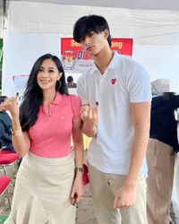 8 Potret Diah Permatasari Pertama Kali Nyoblos Bareng Anak Gantengnya, Visual Marco Bikin Salfok