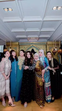 8 Potret Diana Pungky Buka Puasa Bersama Sahabat Sekaligus Rayakan Ultah ke-51, Penampilan Tetap Awet Muda