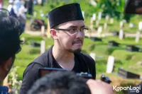 8 Potret Dimas Aditya dan Tika Bravani Ikhlas Melepas Kepergian Sang Ayah, Sempat Tak Kuasa Menahan Air Mata