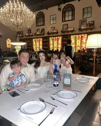 8 Potret Dinner Valentine Teuku Rafly, Nurah Syahfirah Tampil Bak Boneka - Seperti Kakak Adik dengan 3 Anaknya