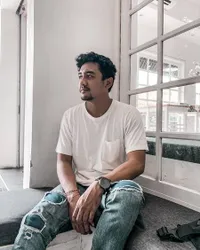 8 Potret Dion Raharja Kakak Mahalini yang Jarang Tersorot, Ganteng & Family Man Banget