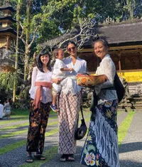8 Potret Dominique Diyose Rayakan Galungan dan Kuningan di Bali, Kabar Soal Pindah Agama Kembali Disorot
