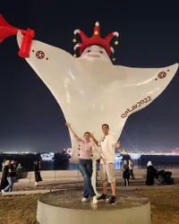 8 Potret Donna Agnesia & Darius Sinathrya Kencan Sambil Nonton Piala Dunia Qatar 2022, Kibarkan Bendera Merah Putih