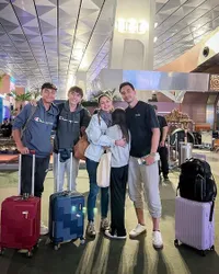 8 Potret Donna Agnesia dan Darius Sinathrya Antar Dua Putranya Belajar Sepak Bola di Prancis