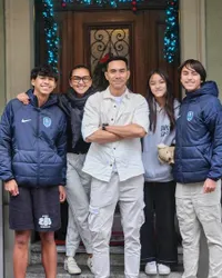 8 Potret Donna dan Darius Liburan Natal ke Swiss Bareng Anak-anak, Bahagia Kembali Kumpul Berlima