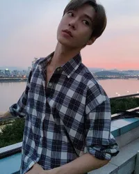 8 Potret Doyoung NCT yang Akan Segera Debut Jadi Aktor, Bak Pacar Sendiri Bikin Fans Makin Sayang