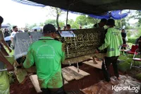 8 Potret Drucilia Kalea Putri Stevi Agnecya dan Samuel Rizal di Pemakaman Ibunda, Tampak Tegar Kuatkan Kedua Adiknya