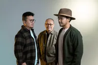 8 Potret Ebiet G. Ade yang Berkolaborasi dengan Adera dan Segara, Hadirkan Versi Baru 'Elegi Esok Pagi'