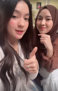 8 Potret Eca Aura Jumpa dengan Nissa Sabyan, Benar Terlihat Mirip Kala Sama-sama Berhijab - Kayak Kembar