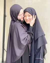 8 Potret Eisha Bachmid Anak Lyra Virna, Cantik Memesona Bak Gadis Arab - Kini Masuk Pesantren