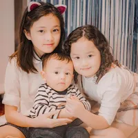 8 Potret Elea, Putri Ussy - Andhika Pratama Saat Main Bareng dan Momong Adik-Adiknya