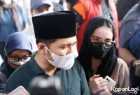 8 Potret Emil Dardak dan Arumi Bachsin Sambut Jenazah Achmad Hermanto Dardak Tiba di Rumah Duka, Tangis Keluarga Pecah Seketika