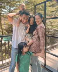 8 Potret Eza Gionino dan Keluarga, Quality Time ke Aquarium - Staycation Bareng 