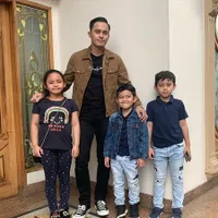 8 Potret Fadel Islami Momong 5 Anak Muzdalifah, Hot Daddy Ganteng yang Baru Berusia 28 Tahun!