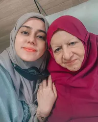 8 Potret Fairuz A Rafiq Rayakan Ulang Tahun Sang Bunda ke-74, Kumpul Keluarga Penuh Kehangatan - Doakan Ibunya Sembuh dari Demensia