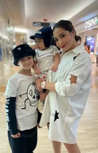 8 Potret Family Time Keluarga Raffi Ahmad, Kompaknya Rafathar dan Rayyanza Saat Foto Bareng - Baju 'Bolong' Nagita Slavina Curi Perhatian