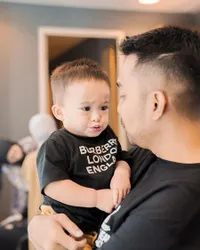 8 Potret Faris Utama Pacar Nathalie Holscher Saat Momong Baby Adzam, Dekat Banget Seperti Ayah Sendiri