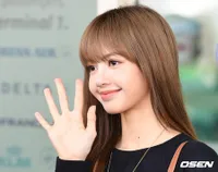 8 Potret Fashion Airport Lisa BLACKPINK, Rambut Tertiup Angin Bak Iklan Shampo