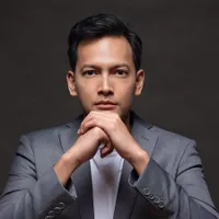 8 Potret Fedi Nuril yang Sebentar Lagi Jadi Ayah 3 Anak, Karismanya Nggak Pernah Luntur - Foto Masa Mudanya Disorot