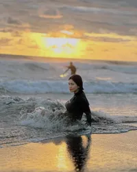 8 Potret Felicya Angelista Bermain Air di Pantai, Body Goals-nya Sukses Jadi Perhatian - Tak Seperti Ibu Dua Anak