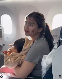 8 Potret Felicya Angelista Momong Anak di Pesawat, Tetap Santuy Meski Wajahnya Belepotan Cokelat