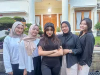 8 Potret Fuji Bareng Bestie, Gank yang Sudah Akrab Sejak 2018 - Para Saksi Perjalanan Karir dari Bawah