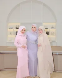 8 Potret Fuji dan Davina Karamoy Berhijab Sambil Foto Bareng, Sama Cantiknya dengan Versi Masing-Masing