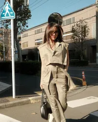 8 Potret Fuji Liburan ke Jepang, Netizen Ramai Peringatkan Jangan Operasi Plastik dan Pasang Tato - Gayanya Makin Berkelas