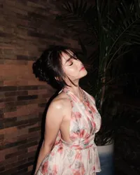 8 Potret Fuji Pakai Dress Floral Pamer Punggung, Diminta Kurangi Pergaulan dengan Janda