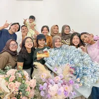 8 Potret Fuji Rayakan Ulang Tahun Asistennya, Berikan Bucket Uang Jutaan Rupiah - Netizen: Yang Begini Kok Dibilang Seenaknya Sama Karyawan