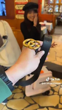 8 Potret Fuji yang Hampir Kehilangan Ikat Pinggang Gucci Seharga Rp 5 Juta di Eropa!