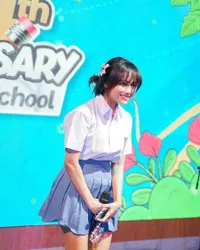 8 Potret Fuji yang Masih Cocok & Imut Pakai Seragam SMA, Harga Tasnya Bikin Netizen Salfok