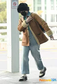 8 Potret G-Dragon Berangkat ke Paris, Airport Fashion 'Kalem' Curi Perhatian - Harga Topi Nggak Sampai Sejuta