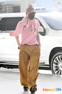 8 Potret G-Dragon Berangkat ke Sydney, Curi Perhatian Pakai Outfit Serba Pink di Bandara