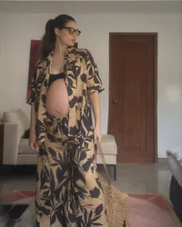 8 Potret Gabriella Demetriades Pacar Arjun Rampal Pamer Babybump Kehamilan Kedua, Tetap Tak Mau Manikah