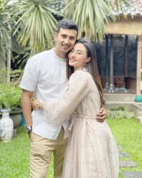 8 Potret Ganteng Ali Syakieb yang Bakal Jadi Ayah, Makin Gagah - Selalu Setia Dampingi Istri