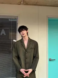 8 Potret Ganteng Byeon Woo Seok ke Fashion Show Prada SS26, Bikin Salfok Pakai Anting Bola Basket