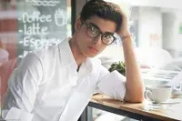 8 Potret Ganteng Cinta Brian Pakai Kacamata, Bintang 'BUKU HARIAN SEORANG ISTRI' Pamer Pesona Bak CEO Muda!