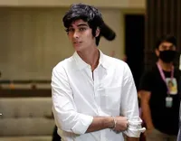 8 Potret Ganteng Cinta Brian Tampil Makin Glowing Pakai Outfit Warna Putih, Bintang 'BUKU HARIAN SEORANG ISTRI' Memukau!