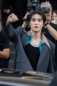 8 Potret Ganteng Jaehyun NCT Saat Hadiri Milan Fashion Week untuk PRADA, Visualnya Jadi Pusat Perhatian