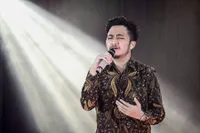 8 Potret Ganteng Shuma Prada, Keponakan Mendiang Didi Kempot yang Jadi Penyanyi Campursari - Jago Main Piano
