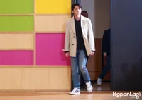 8 Potret Gantengnya Kim Min Gue di Konferensi Pers Jelang Fan Meeting, Penasaran Coba Nasi Goreng